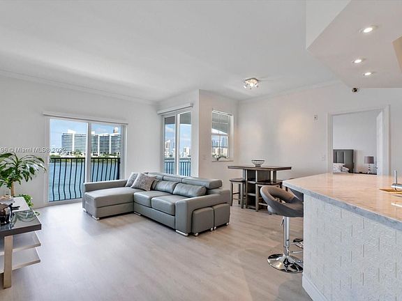 5th image of 3255 NE 184th St APT 12508