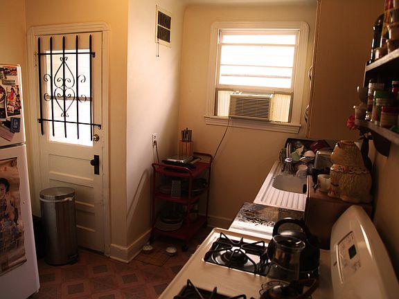 5th image of 2470 Dauphine St APT B