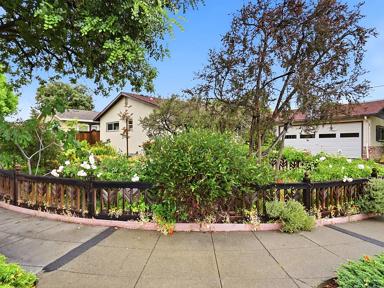 927 Lorne Way — Photo 4