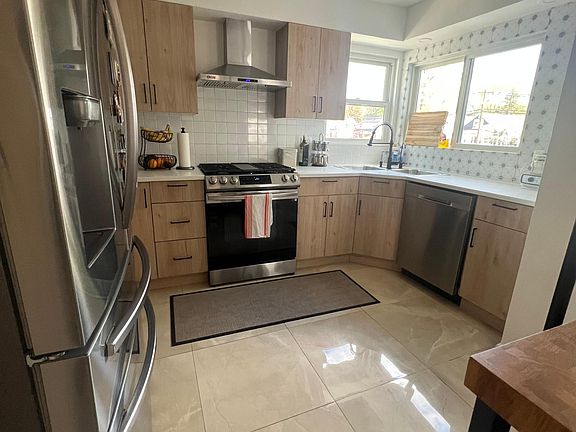 4th image of 8 Henderson Blvd #1