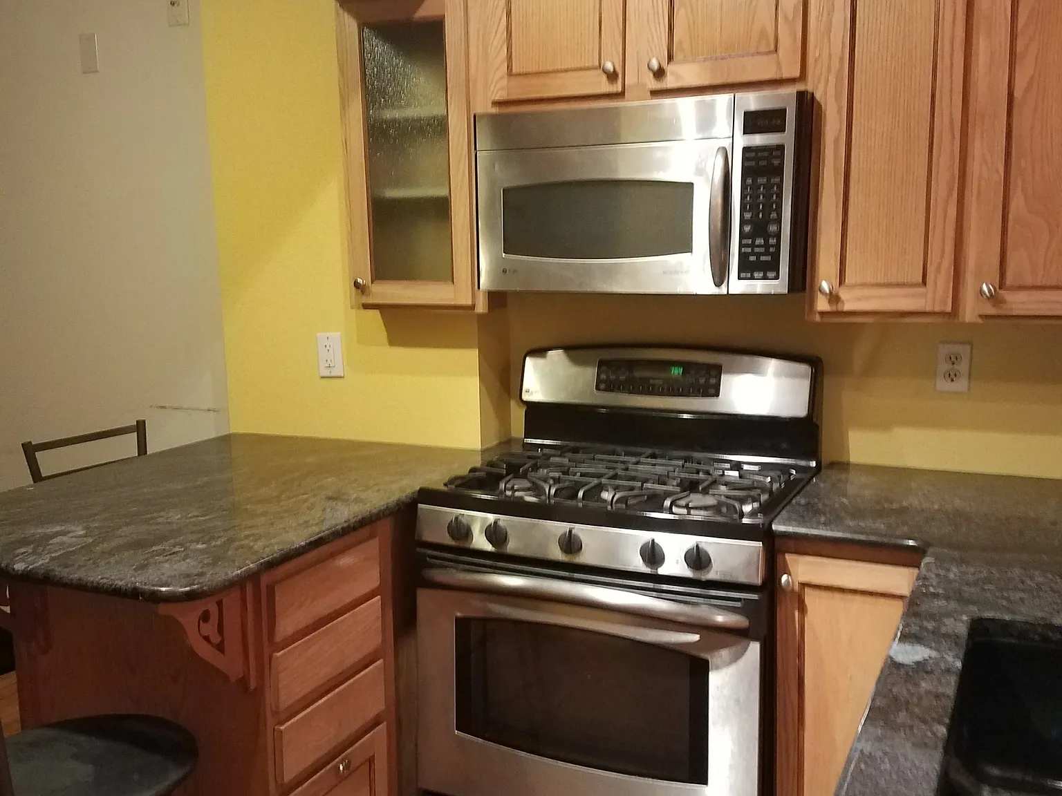 2 bed, 810 sqft, $2,025 — Photo 3