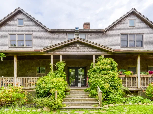 24 Cournoyer Rd, West Tisbury, MA 02575