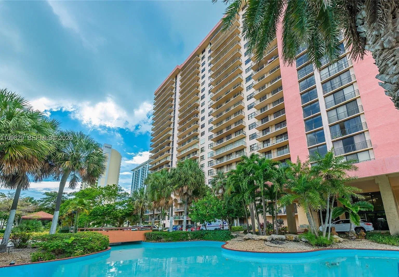 Winston Towers 600 Condo — Photo 1