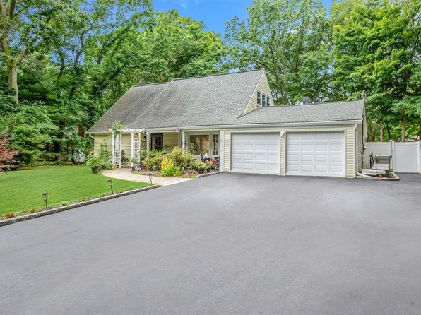 22 Shawmont Lane, Stony Brook, NY 11790