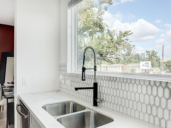 4th image of 2407 Anita St #B