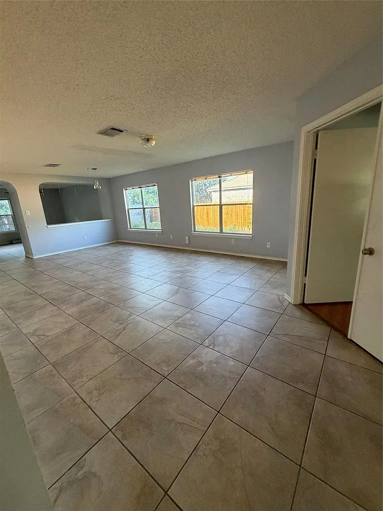 3 bed, 2.0 bath, 1646 sqft, $1,895 — Photo 2