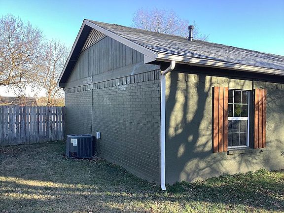 2nd image of 609 E Lilac St