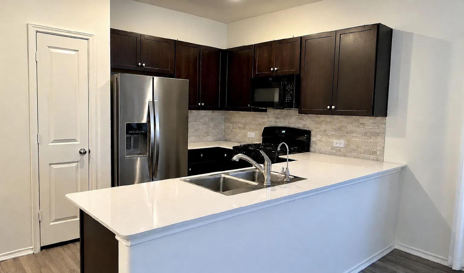 3 bed, 2.0 bath, 1051 sqft, $1,880 — Photo 3