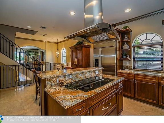 4th image of 2212 SE 7th St #2212