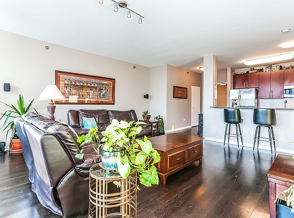 4th image of 757 N Orleans St #1512
