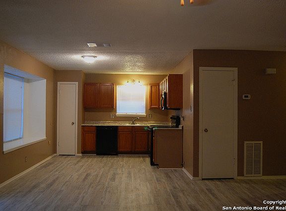 3rd image of 3518 Cliffside Dr