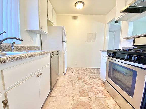 5th image of 959 S Gramercy Pl APT 110