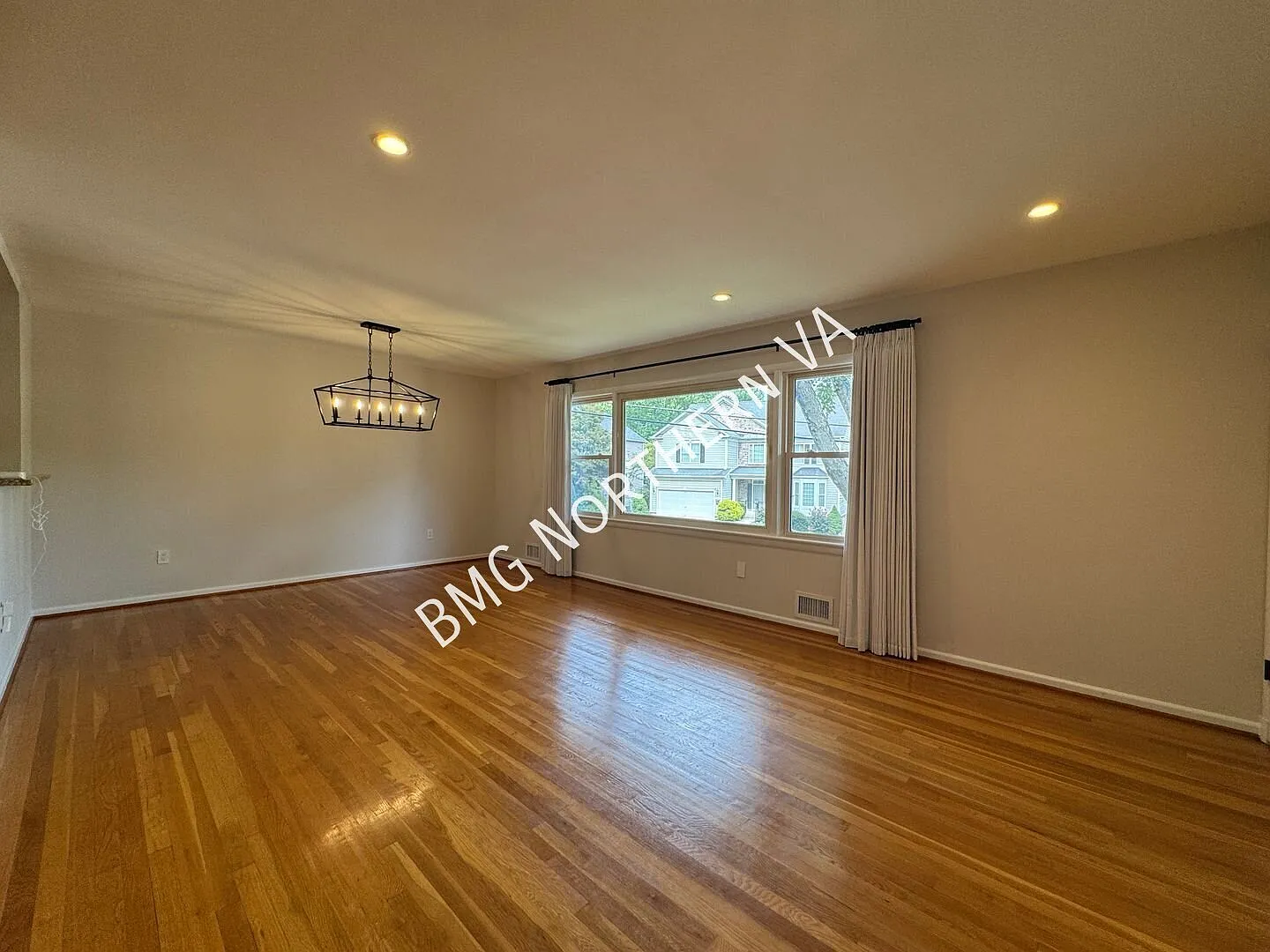 Beautiful 4 BR/3BA Home with Spacious Living Areas & Screened Porch in Fairfax CO — Photo 2
