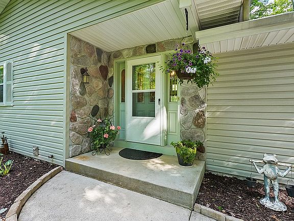 5th image of 122 Woodland Dr