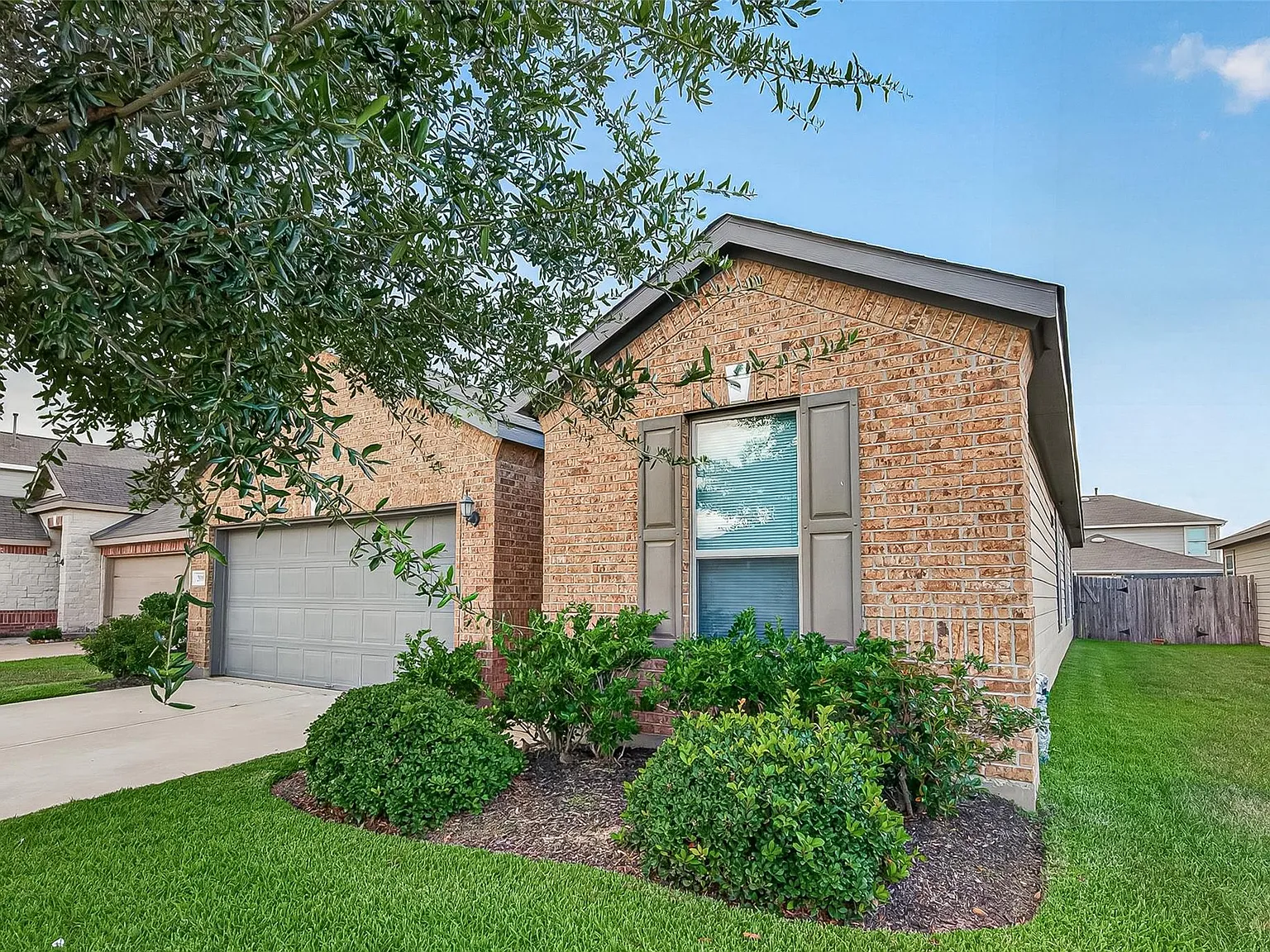 4 bed, 2.0 bath, 1982 sqft, $2,100 — Photo 2