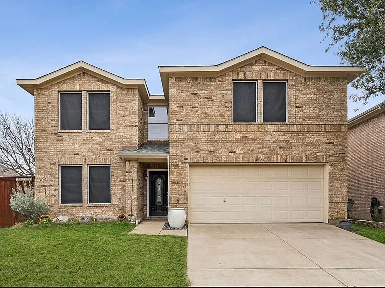 2453 Graystone Dr — Photo 2