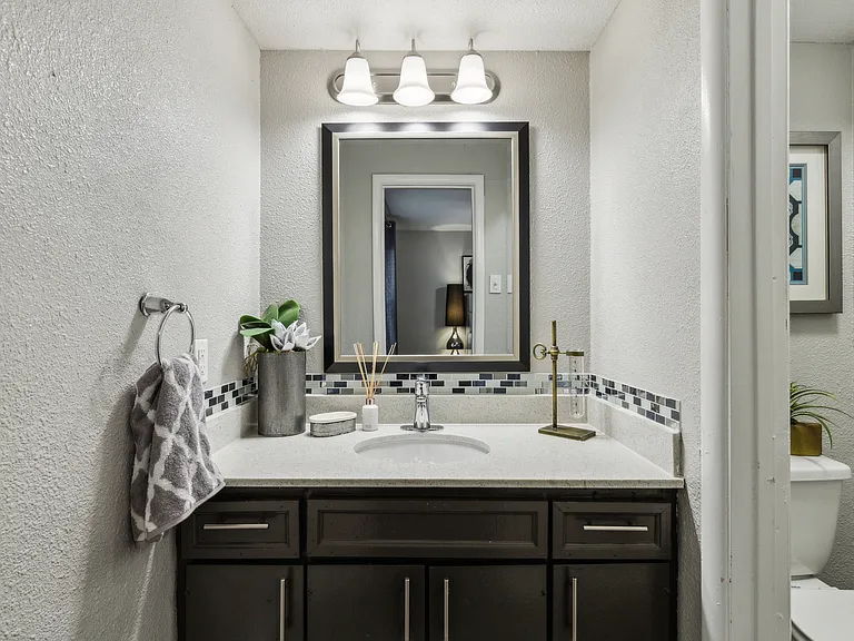 Zeke Apartments — Photo 10