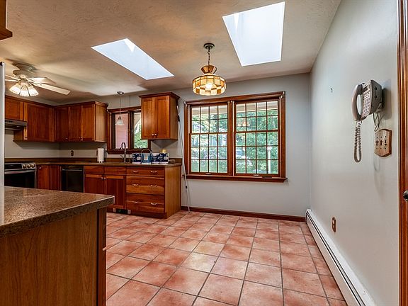 4th image of 322 Spring St
