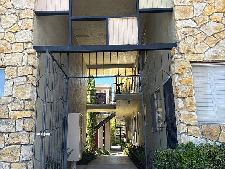 4589 Hamilton Ave — Photo 1