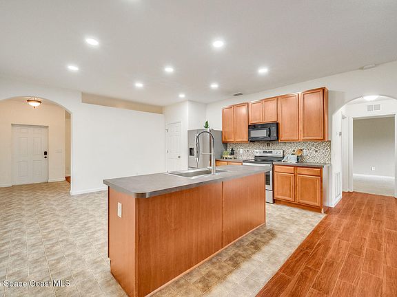 3rd image of 283 Reading Ave