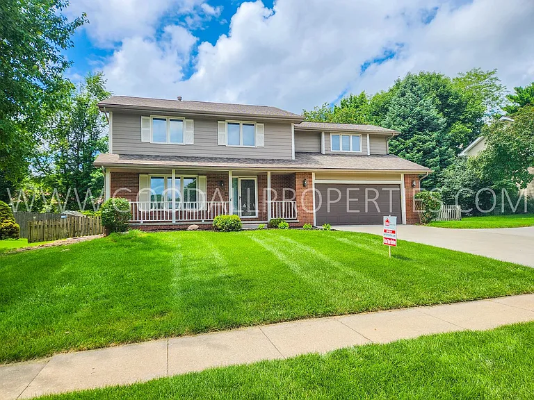 924 Prairie View Dr — Photo 1