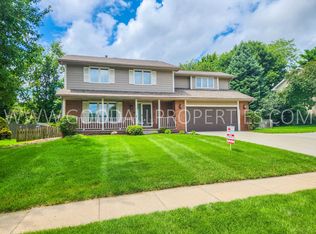 924 Prairie View Dr, West Des Moines, IA 50266