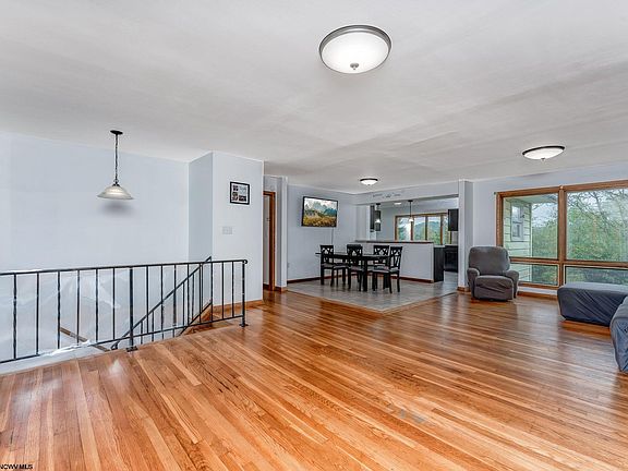 2nd image of 521 Woodhaven Dr