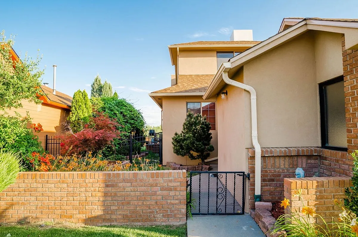 Building Photo - 2203 Heights Dr