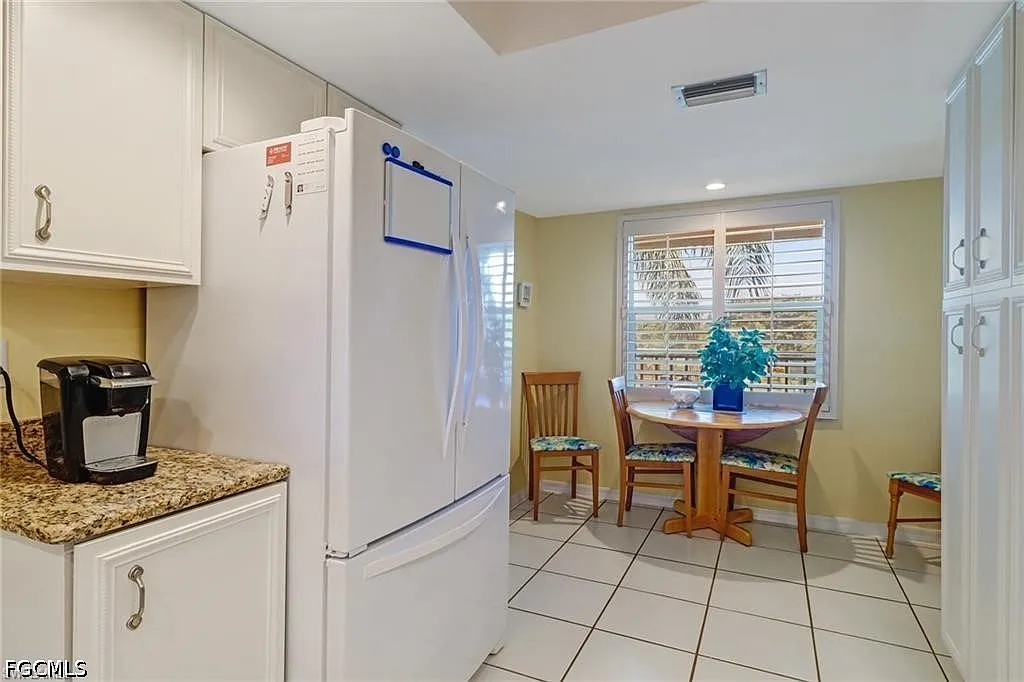 2 bed, 2.0 bath, 1069 sqft, $5,000 — Photo 4