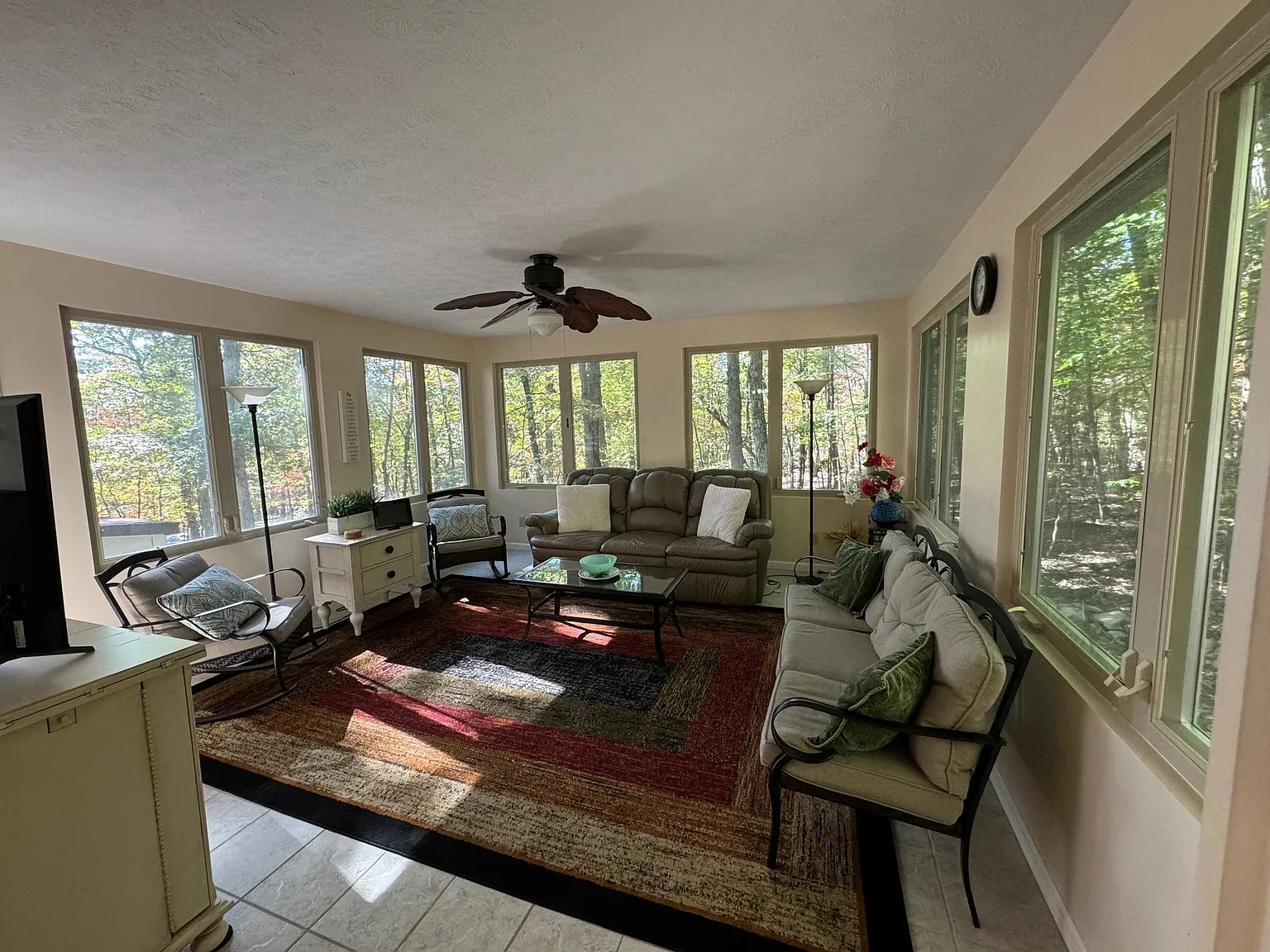 3 bed, 3.0 bath, 2061 sqft, $2,400 — Photo 2
