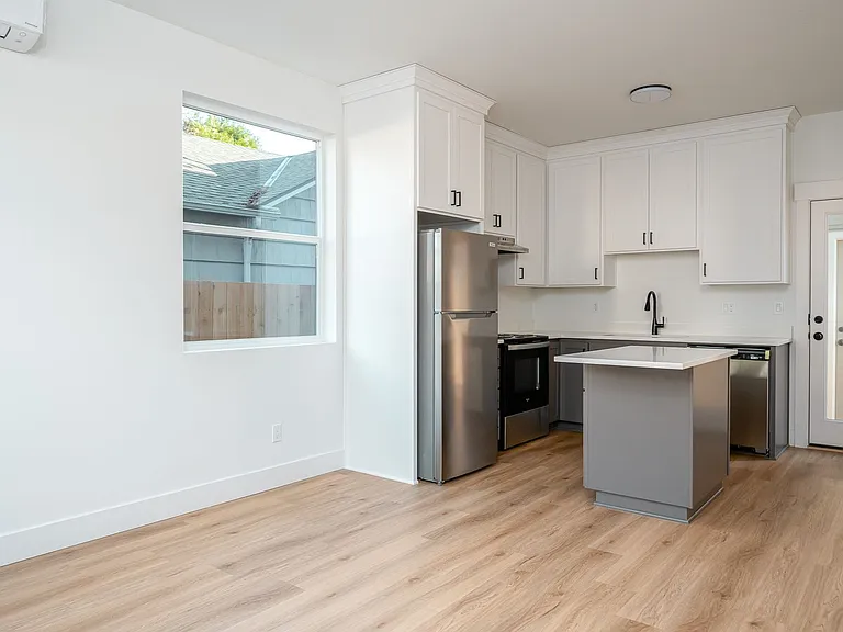 12094 SE Market St — Photo 2