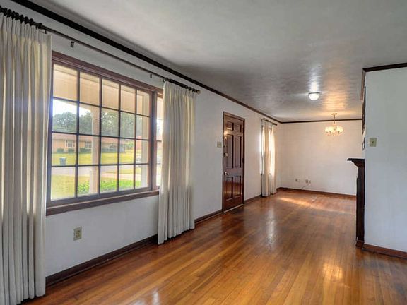 2nd image of 404 Dreger Ave