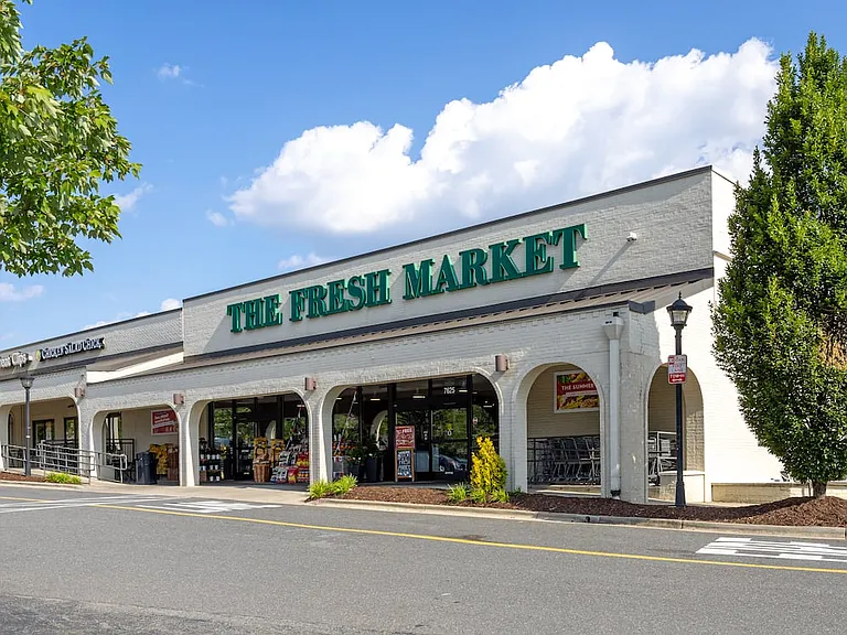 Located 0.5 mi from Carmel Commons shopping center