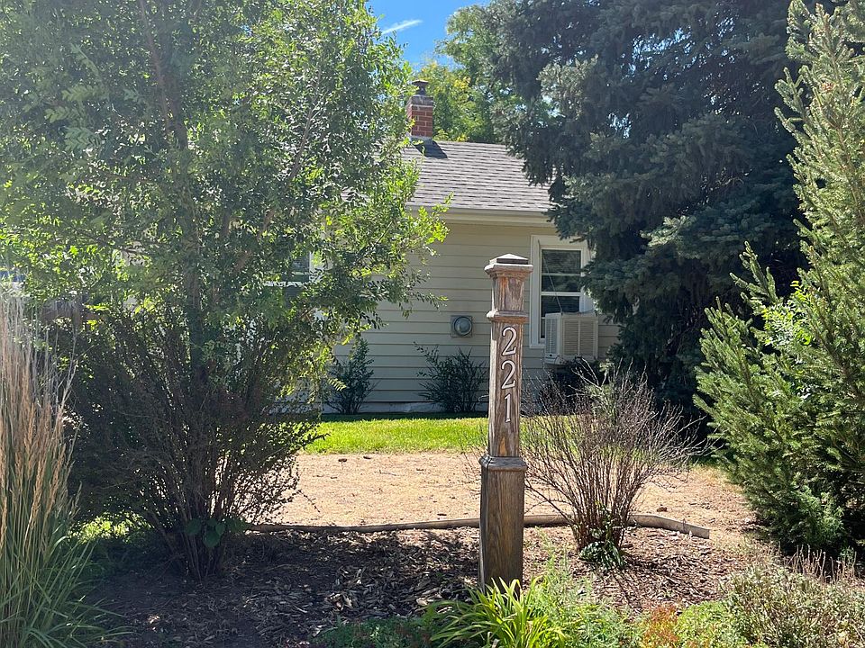 1st image of 221 Oak St