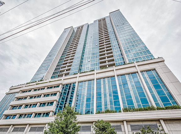 2nd image of 1629 S Prairie Ave #2111