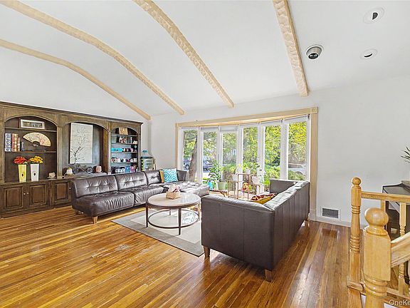 3rd image of 105 Serpentine Lane
