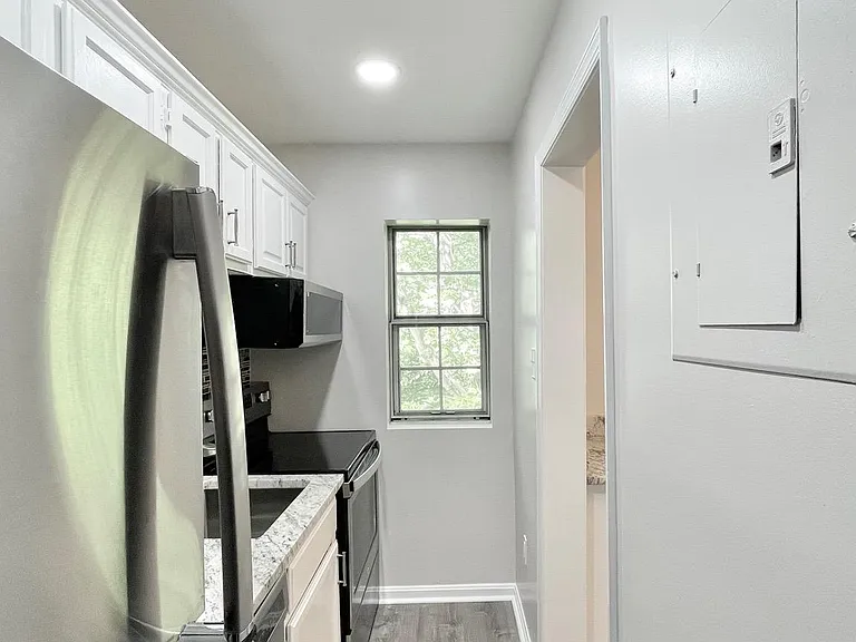 1748 N Rhodes St #6-321 — Photo 20