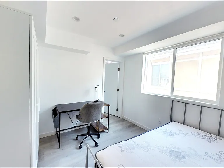 1815 W Adams Blvd — Photo 17