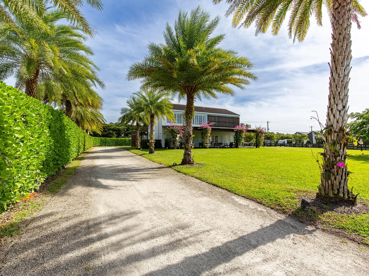5 bed, 5.5 bath, 3237 sqft, $20,000 — Photo 2