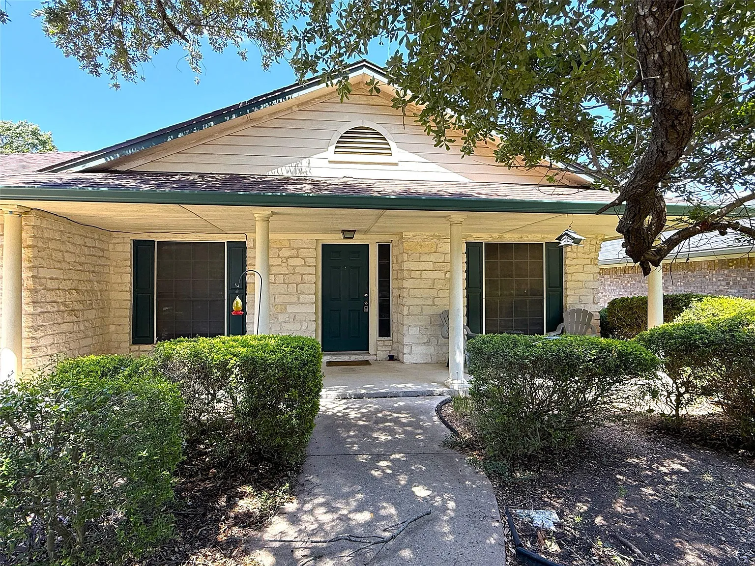 3 bed, 2.0 bath, 2148 sqft, $1,999 — Photo 2