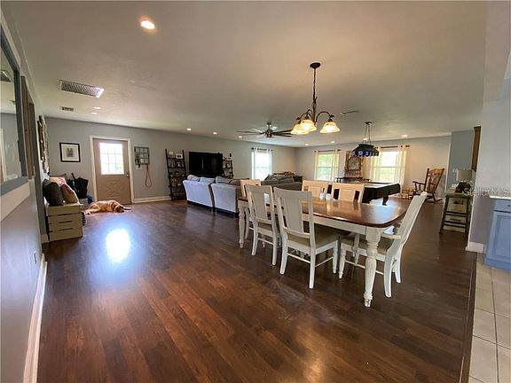 4th image of 575 E Lake Dr