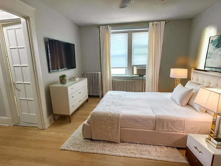 100B Howe St #208 — Photo 2