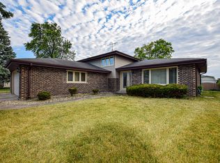 10538 S Vicky Ln, Oak Lawn, IL 60465