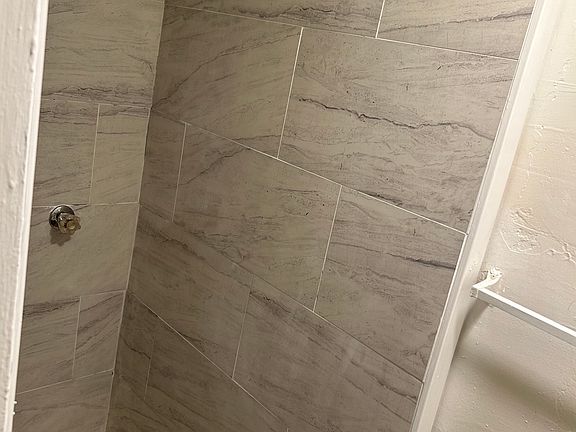 4th image of 636 S Quitman St #6