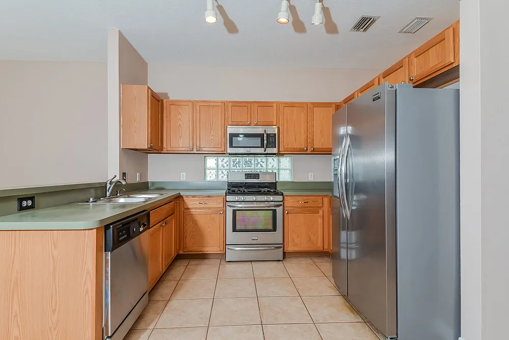 3 bed, 2.0 bath, 1612 sqft, $2,645 — Photo 4