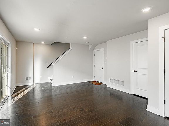 4th image of 226 Red Leaf Ln