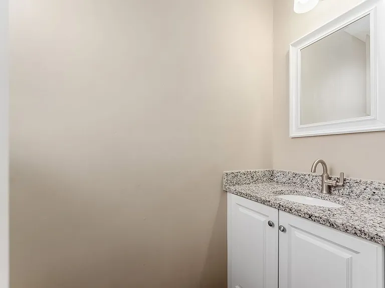 1363 Summit St — Photo 11