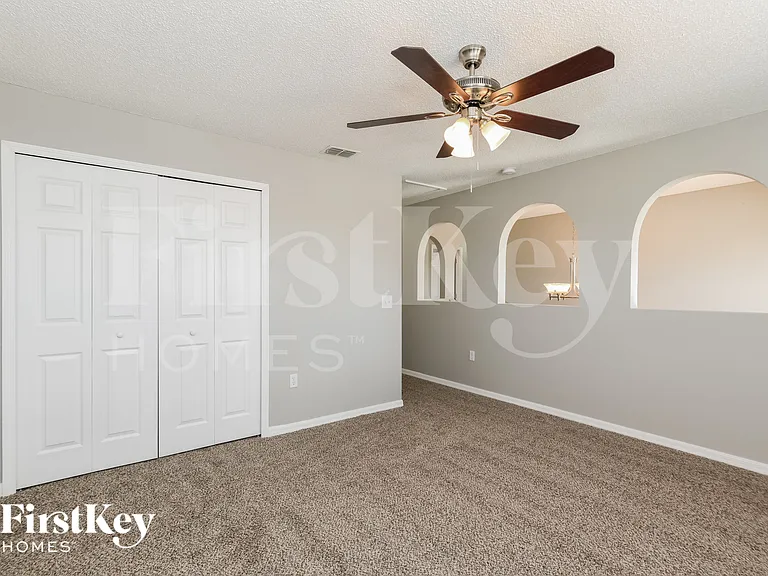 215 Lobelia Dr — Photo 7