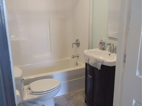 4th image of 2337 Cardinal Ave