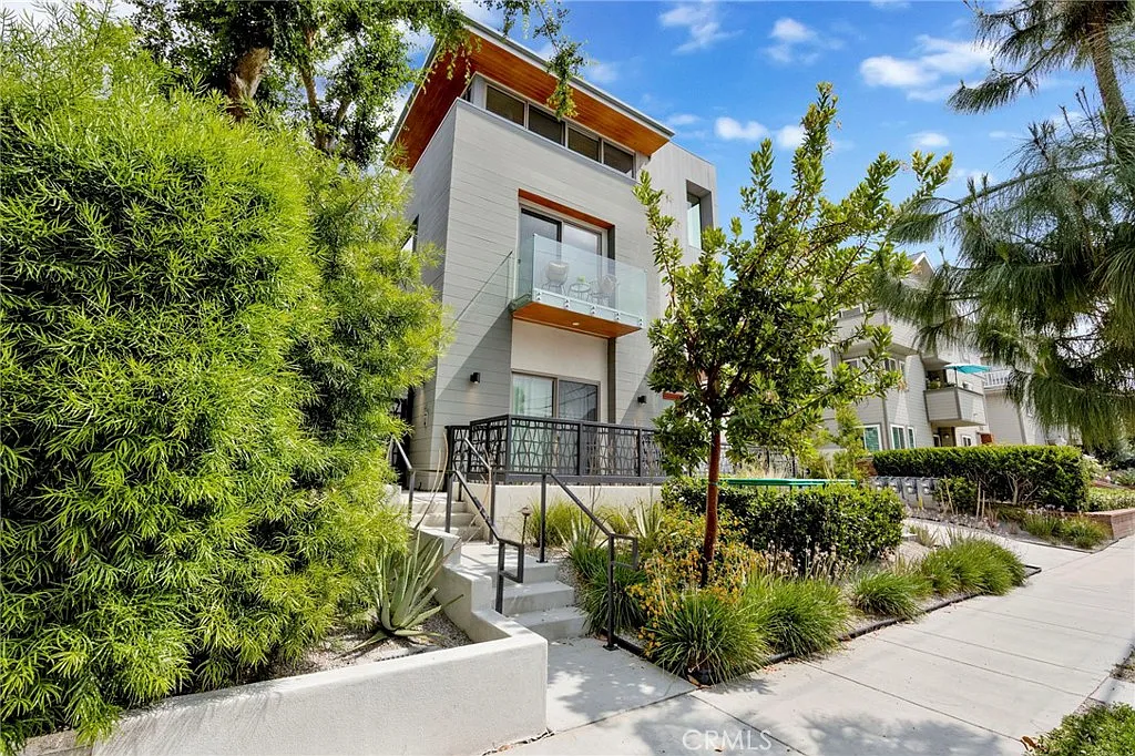 3 bed, 3.0 bath, 3030 sqft, $9,200 — Photo 3
